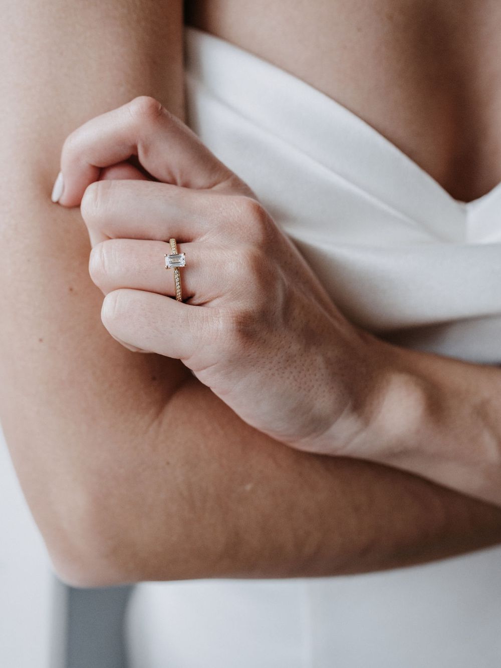 Hand mit Verlobungsring, Arm angewinkelt