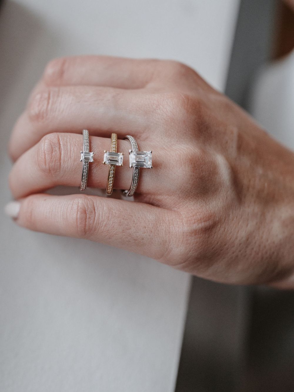Hand mit mehreren Ringen, Verlobungsring am Ringfinger