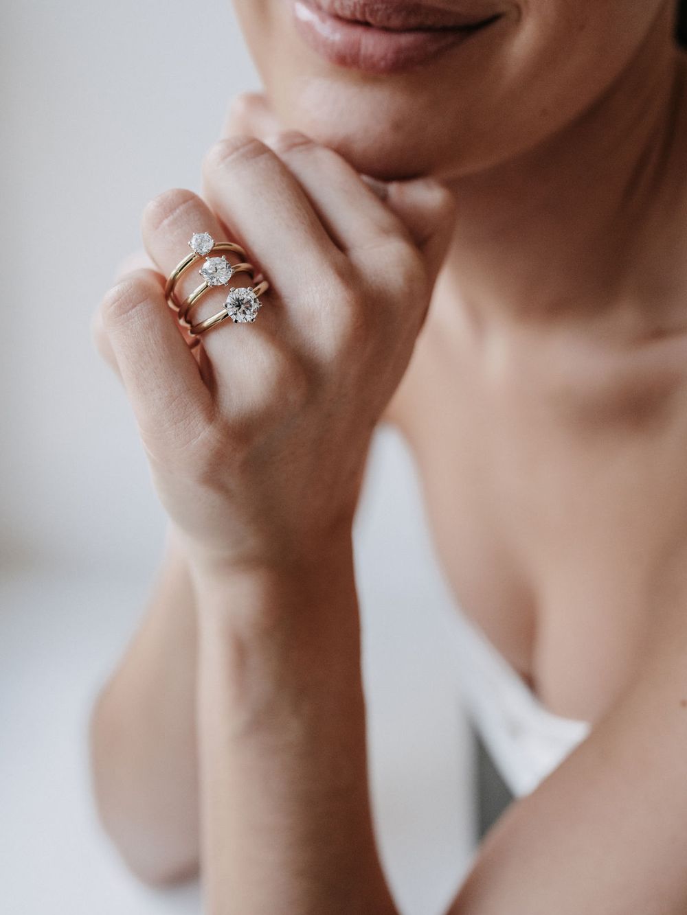 Verlobungsring mit Beisteckring am Finger