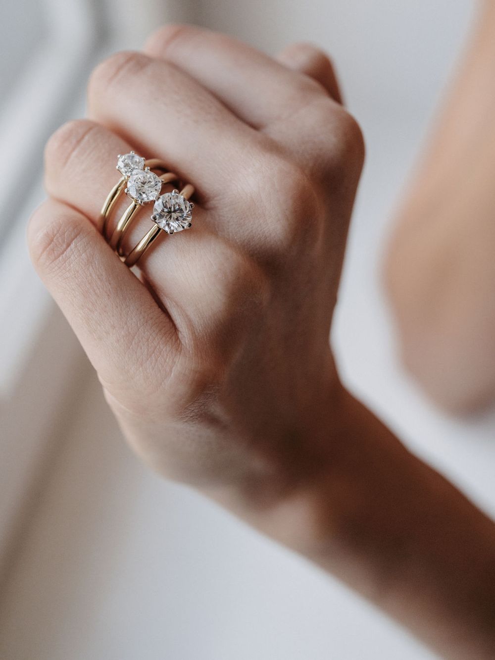 Hand mit Verlobungsring und Beisteckringen