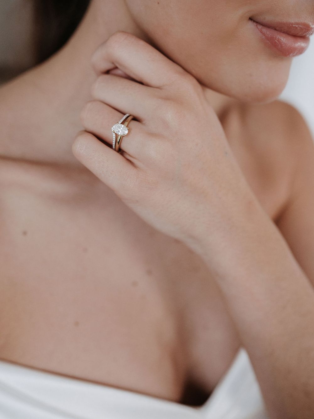 Braut mit Verlobungsring, Hand am Hals