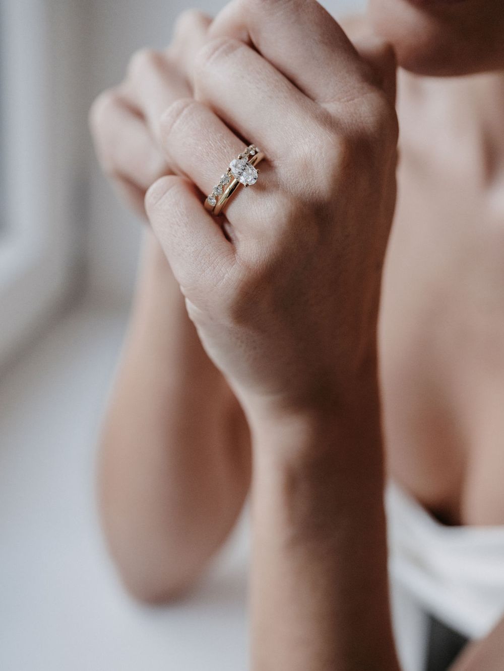 Zwei Hände, Verlobungsring am Ringfinger