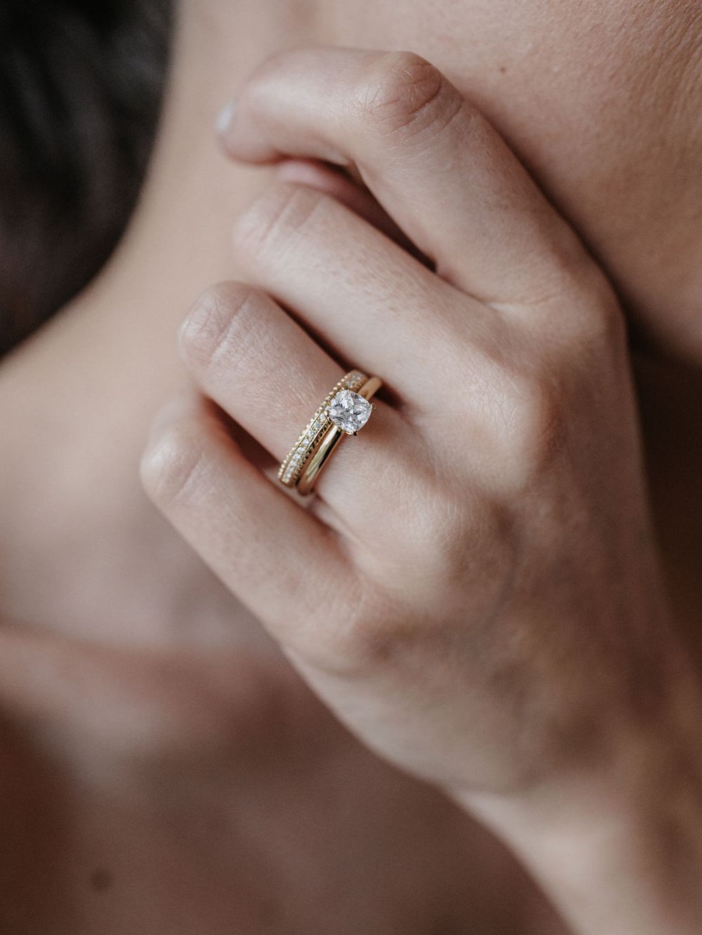 Hand mit Verlobungsring und Memoire-Ring