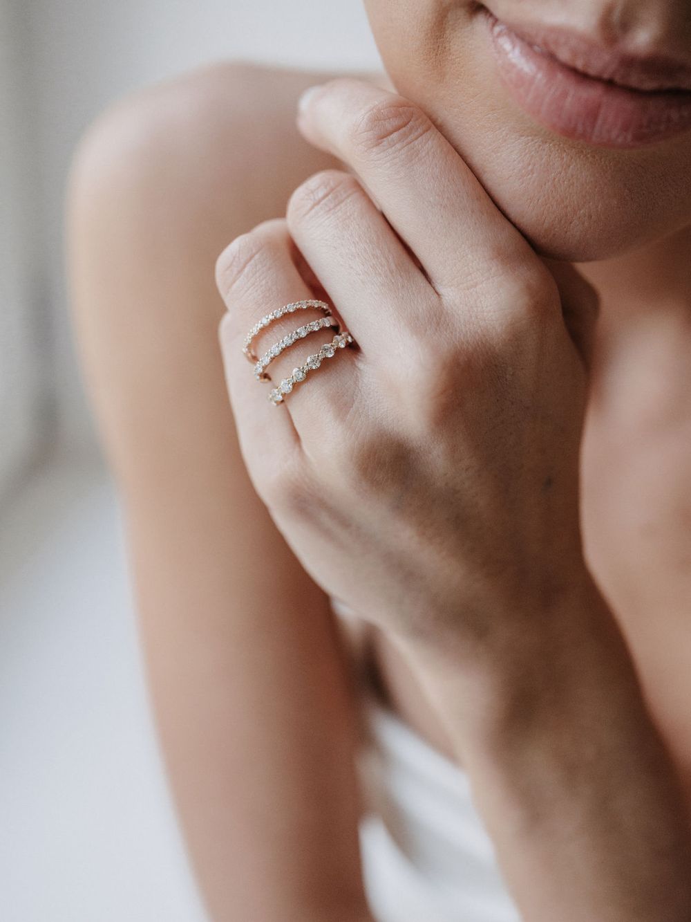 Braut mit Verlobungsring, Hand am Kinn