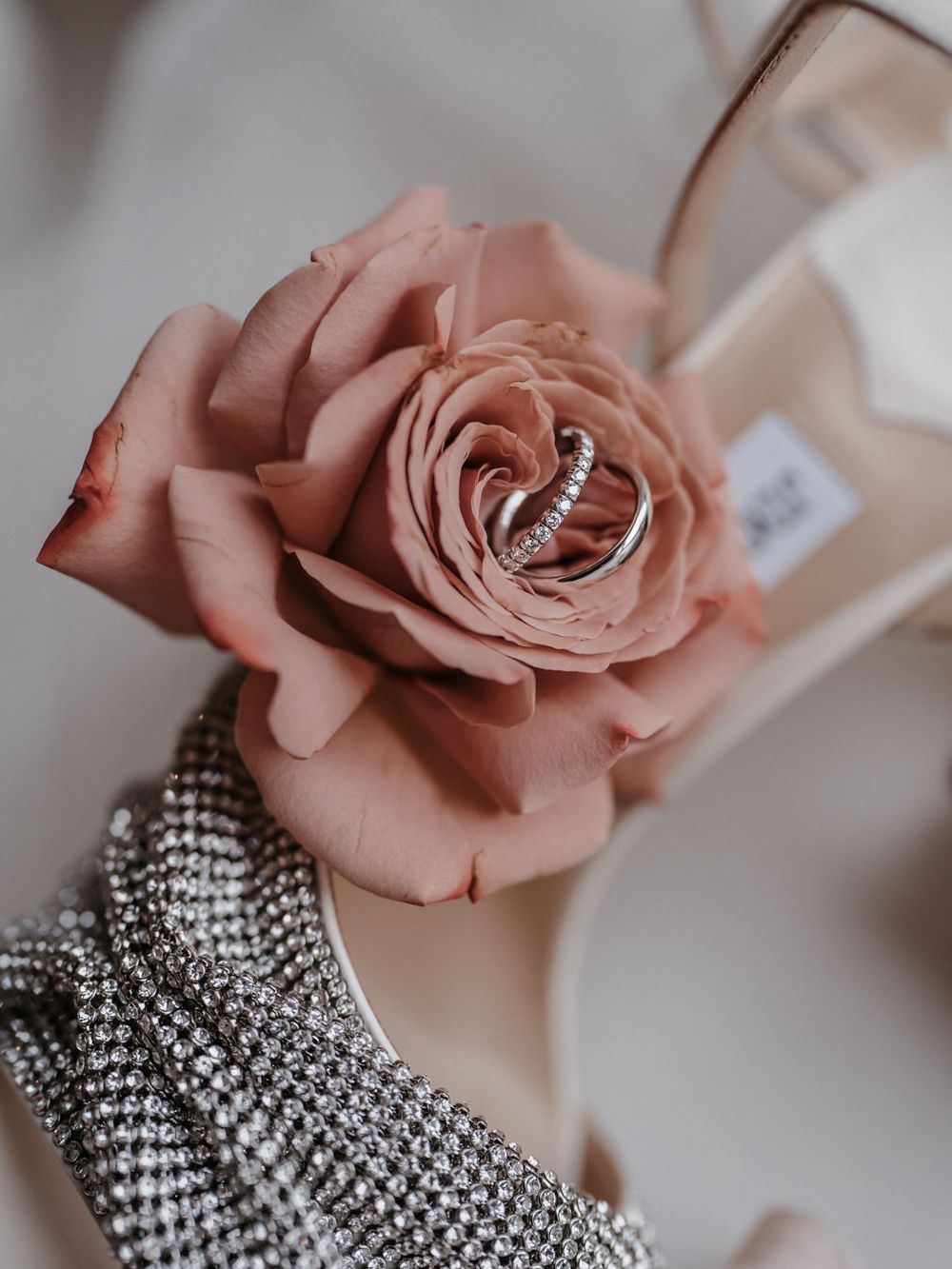 Verlobungsring in einer altrosa Rose