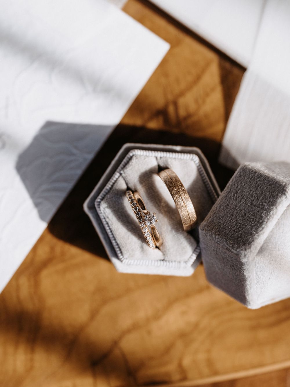 Ringe in einer grauen Schachtel auf einem Holztisch
