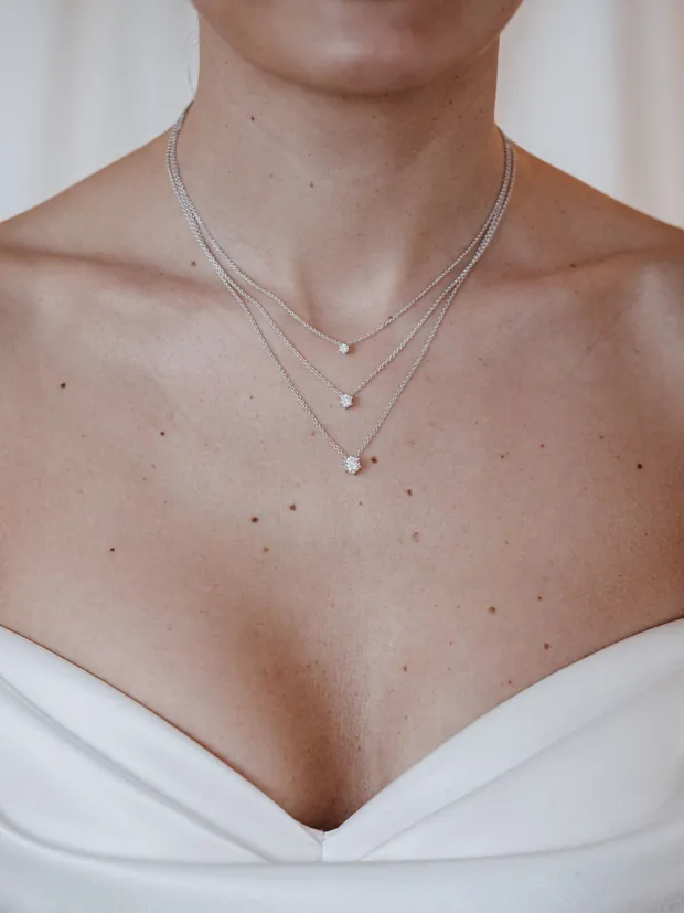 Drei gestufte Halsketten mit Brillant-Anhängern am Dekolleté — Schmuck bei Juwelier Otto Parr in Gießen