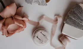 Verlobungsring in einer runden Schmuckschachtel mit Satinband und Rosen