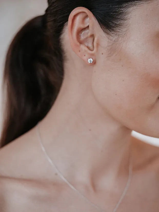Ohrstecker mit Brillant am Ohr, dazu eine feine Halskette — Schmuck bei Juwelier Otto Parr in Gießen