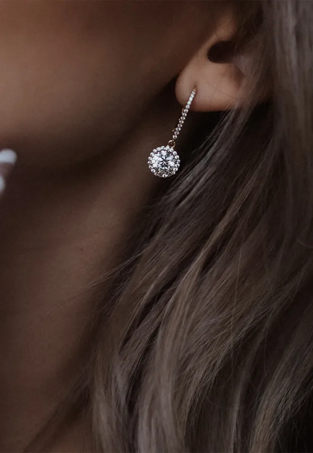 Ohrstecker mit Brillant an einer Frau im Profil — Schmuck in Gießen bei Juwelier Otto Parr