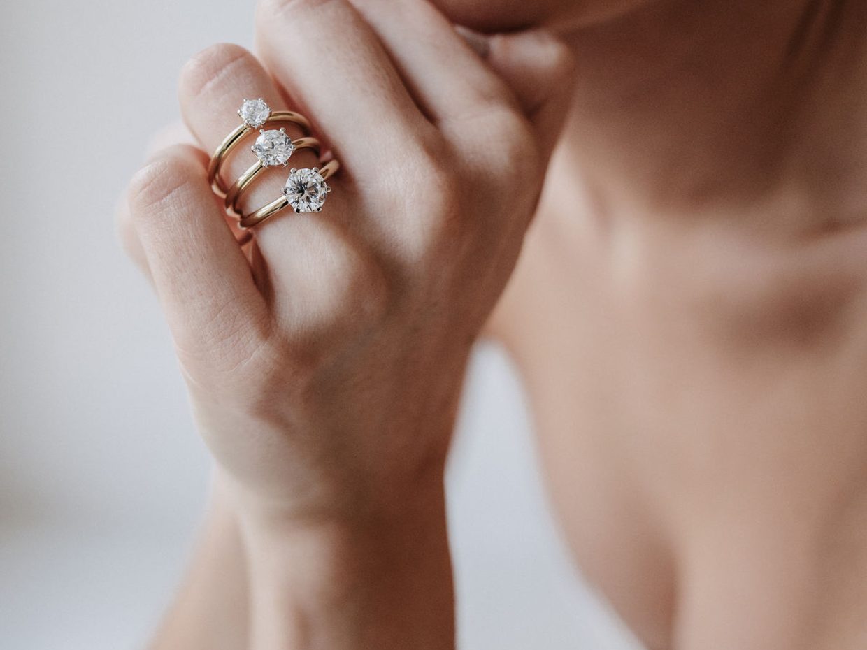 Verlobungsring mit Beisteckring am Finger