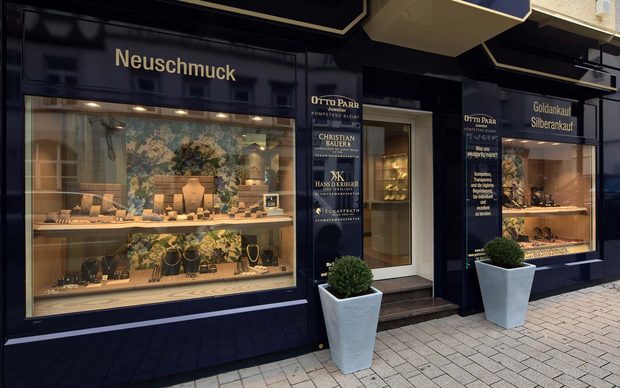 Schaufenster von Juwelier Otto Parr in der Bahnhofstraße mit beleuchteter Auslage