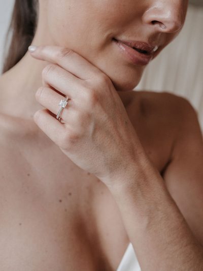 Solitärring aus Gelbgold mit einzelnem Brillanten, am Finger getragen